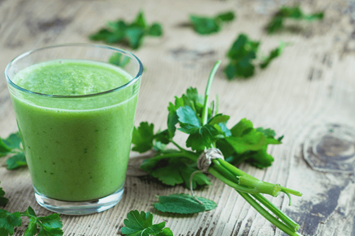 Nhiều nghiên cứu cho thấy chiết xuất từ rau mùi có thể giúp cơ thể đào thải natri dư thừa thông qua hệ bài tiết. Điều này góp phần hỗ trợ kiểm soát huyết áp và giảm áp lực lên hệ tim mạch. Ngoài ra, rau mùi còn có khả năng làm giảm cholesterol LDL – loại cholesterol “xấu” có thể gây tắc nghẽn mạch máu. Nhờ đó, nguy cơ mắc các bệnh tim mạch cũng được giảm bớt.