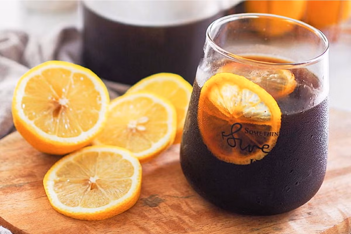 Khác với những ly cà phê nóng quen thuộc, cà phê ủ lạnh (Cold Brew) được pha bằng cách ngâm bột cà phê trong nước lạnh hoặc nước ấm nhẹ trong khoảng 12 đến 24 giờ. Quá trình chiết xuất chậm rãi này giúp cà phê “thức dậy” từ từ, giữ lại trọn vẹn hương vị nguyên bản.