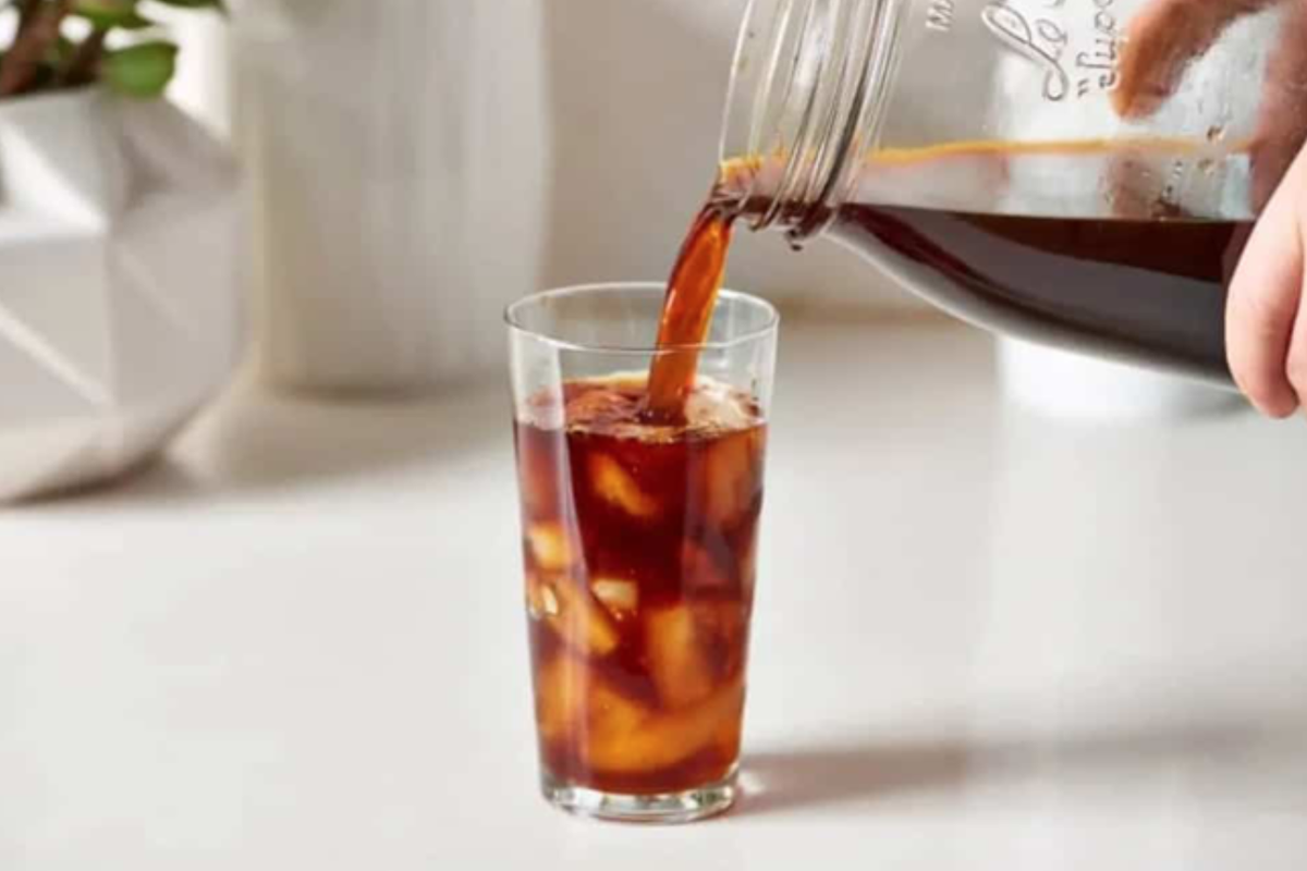 Cold Brew chứa hàm lượng caffeine khá cao. Caffeine có thể kích thích hệ thần kinh, giúp tăng tỷ lệ trao đổi chất khi nghỉ ngơi lên đến khoảng 11%, từ đó hỗ trợ cơ thể đốt cháy nhiều calo và mỡ thừa hơn.