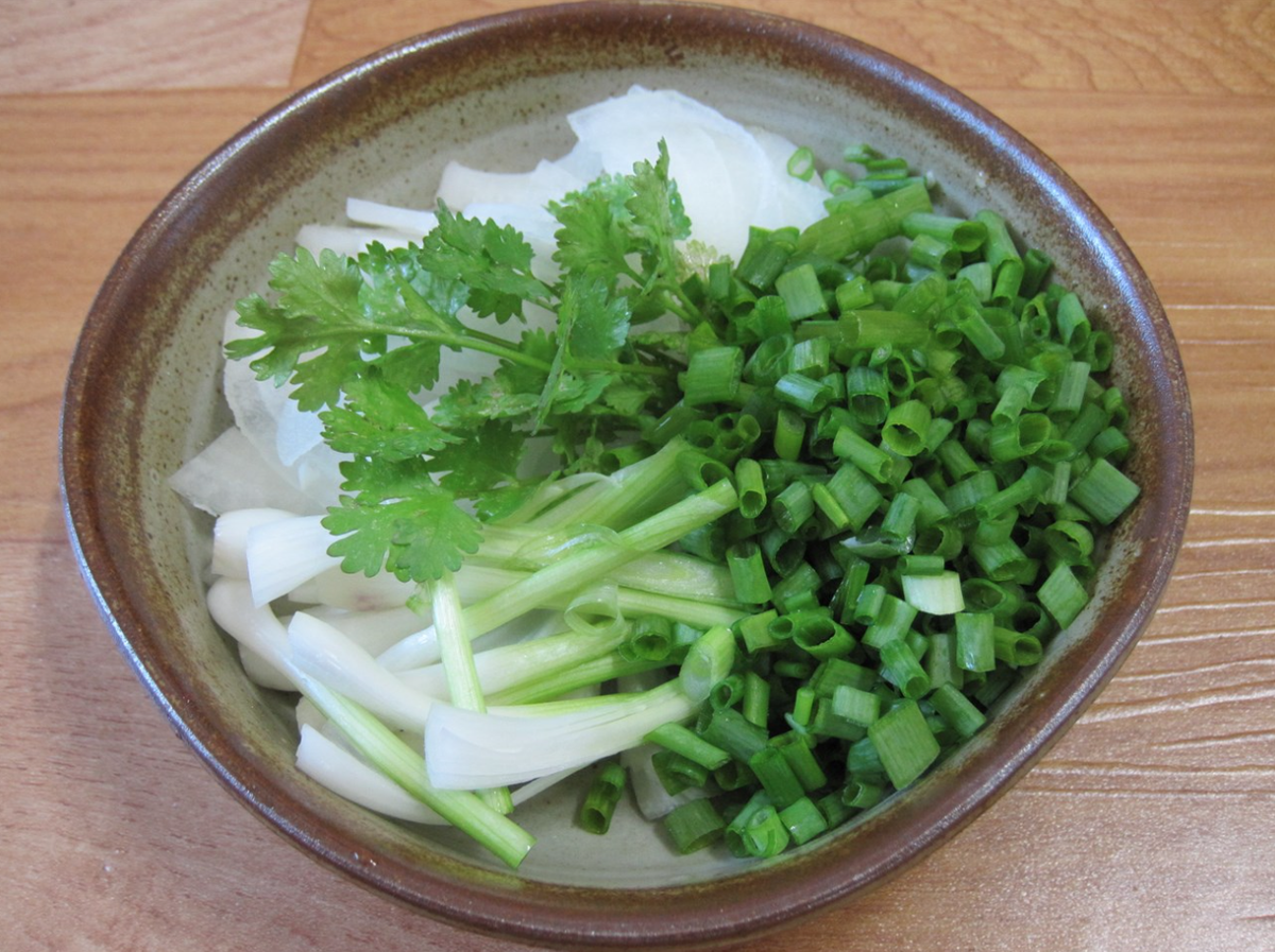 Một trong những lợi ích nổi bật của rau mùi là khả năng chống oxy hóa mạnh. Nhờ đó, việc bổ sung rau mùi vào khẩu phần ăn có thể giúp cơ thể khỏe mạnh hơn, hỗ trợ tăng cường hệ miễn dịch và giảm nguy cơ mắc một số bệnh mạn tính.