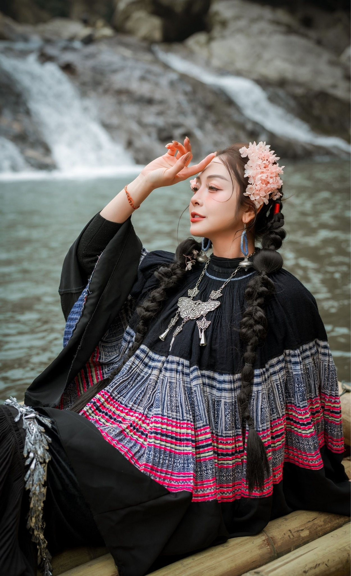 Hoa hậu Jennifer Phạm diện trang phục lấy cảm hứng từ cô gái vùng cao, khoe sắc ở bản Cát Cát, Sa Pa. Ảnh: FB Jennifer Pham