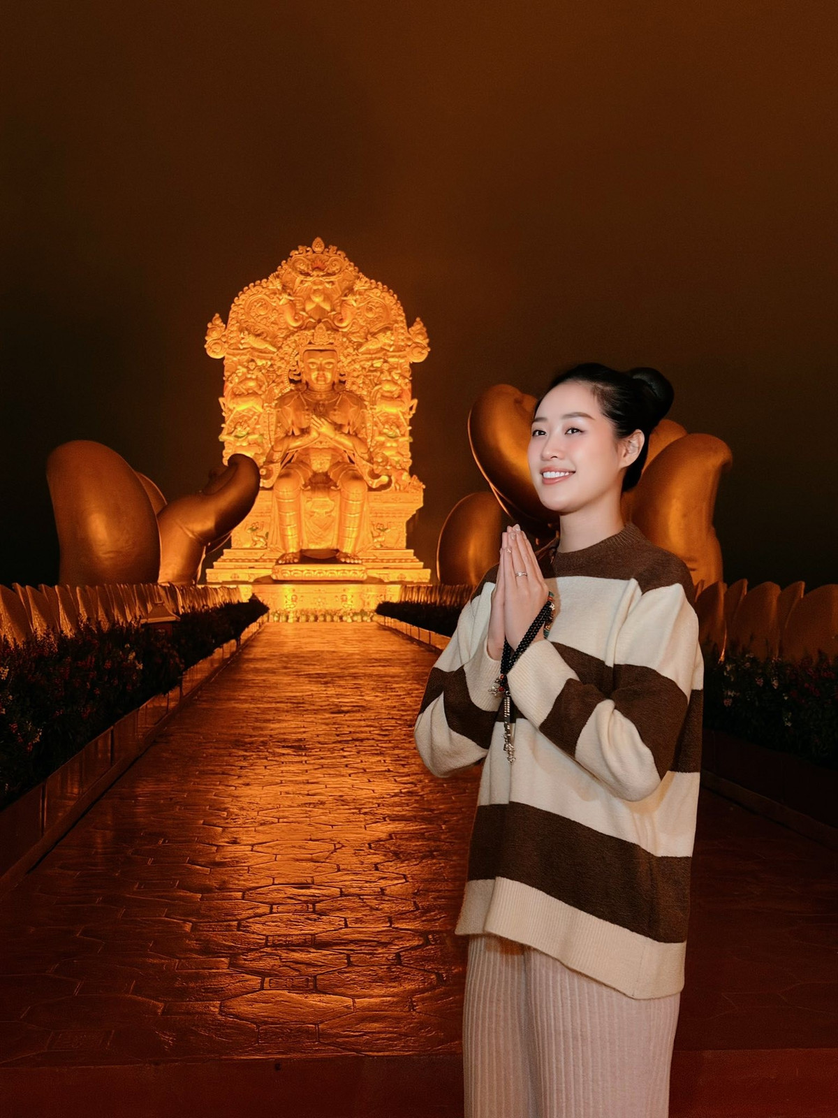 Hoa hậu Khánh Vân tận hưởng không khí đêm tại Samten Hills Đà Lạt. Ảnh: FB Nguyễn Trần Khánh Vân