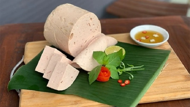 Việc bảo quản không đúng cách không chỉ làm giảm giá trị món ăn mà còn tiềm ẩn nguy cơ nhiễm khuẩn, gây lãng phí. Vậy làm sao để giữ cho phần giò còn lại vẫn luôn mọng nước và chuẩn vị như lúc mới ra lò?