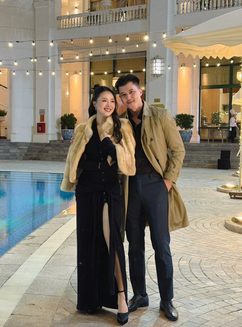 Bên cạnh “chị đẹp” Hồng Diễm, sự xuất hiện của Hà Việt Dũng cũng gây chú ý không kém. Nam diễn viên ghi điểm với bộ suit xanh than trẻ trung, lịch lãm, mái tóc vuốt ngược gọn gàng.