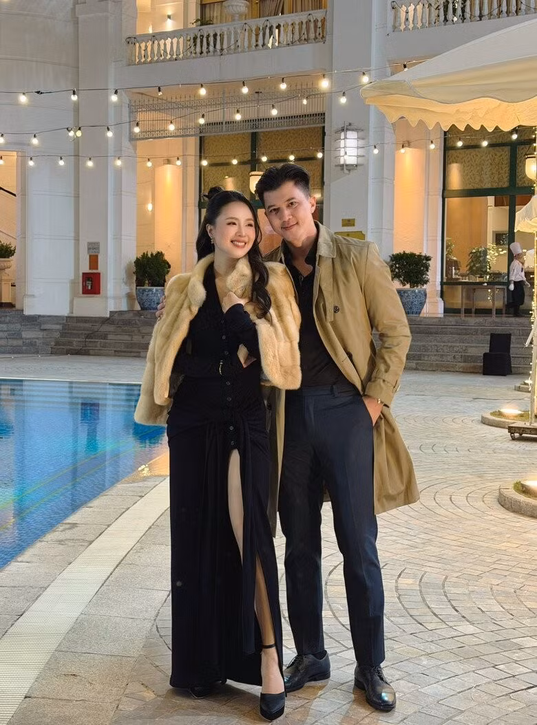 Bên cạnh “chị đẹp” Hồng Diễm, sự xuất hiện của Hà Việt Dũng cũng gây chú ý không kém. Nam diễn viên ghi điểm với bộ suit xanh than trẻ trung, lịch lãm, mái tóc vuốt ngược gọn gàng.