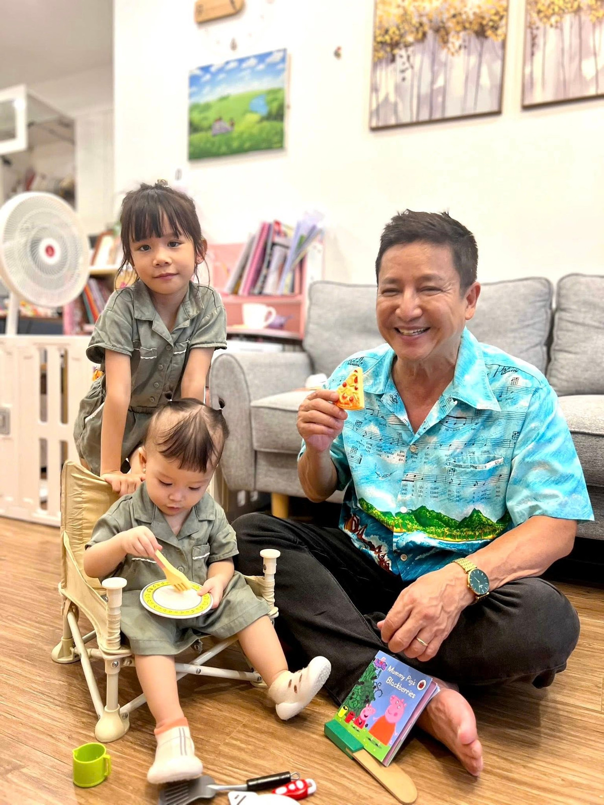 Nghệ sĩ Chí Trung vui vẻ chơi đùa với hai cháu nội. Ảnh: FB Phạm Chí Trung