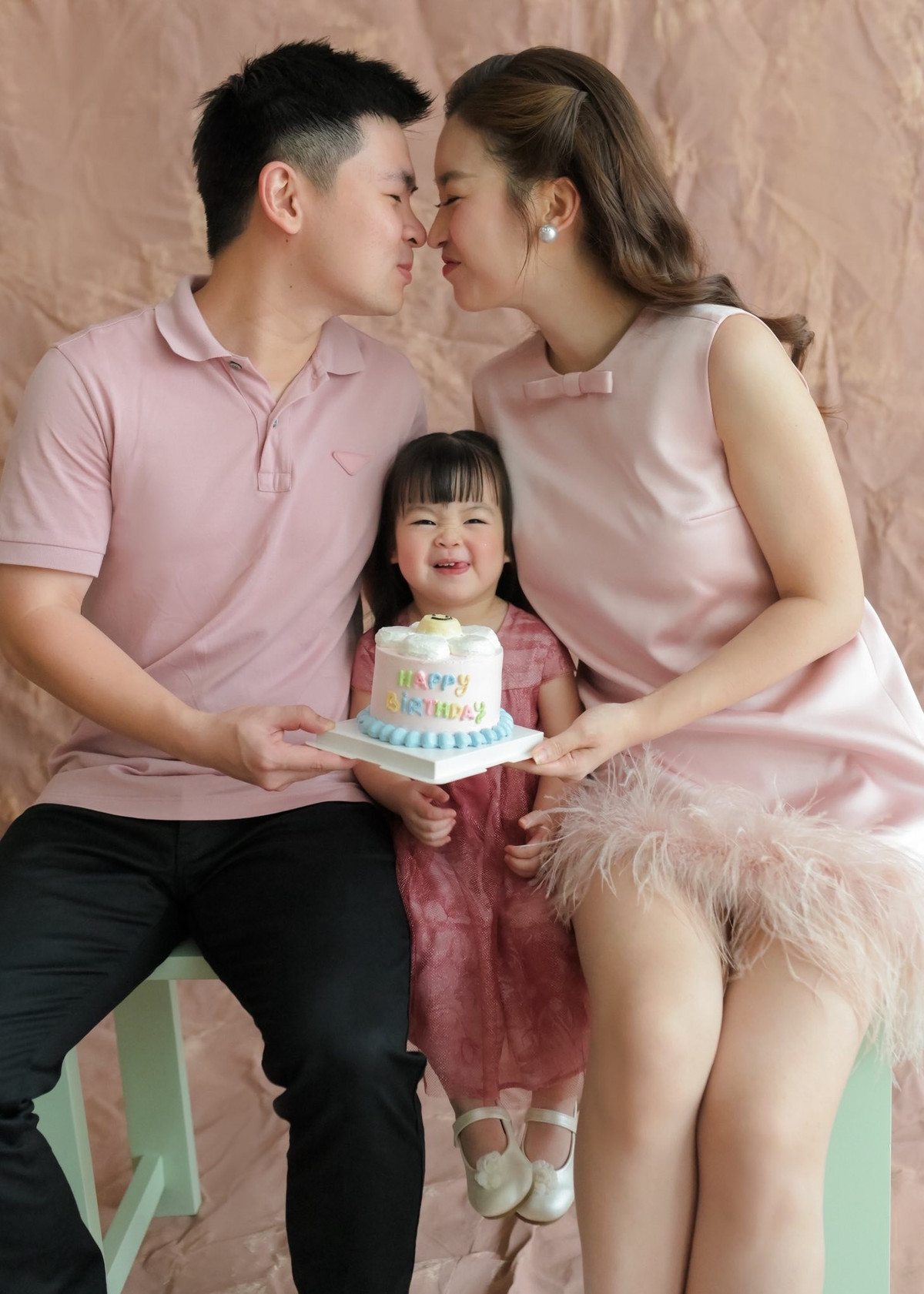 Từ khi chào đời, ái nữ của Hoa hậu Việt Nam 2016 đã nhận được sự quan tâm lớn từ công chúng. Mỗi khoảnh khắc của bé đều khiến người hâm mộ “tan chảy” vì quá dễ thương.