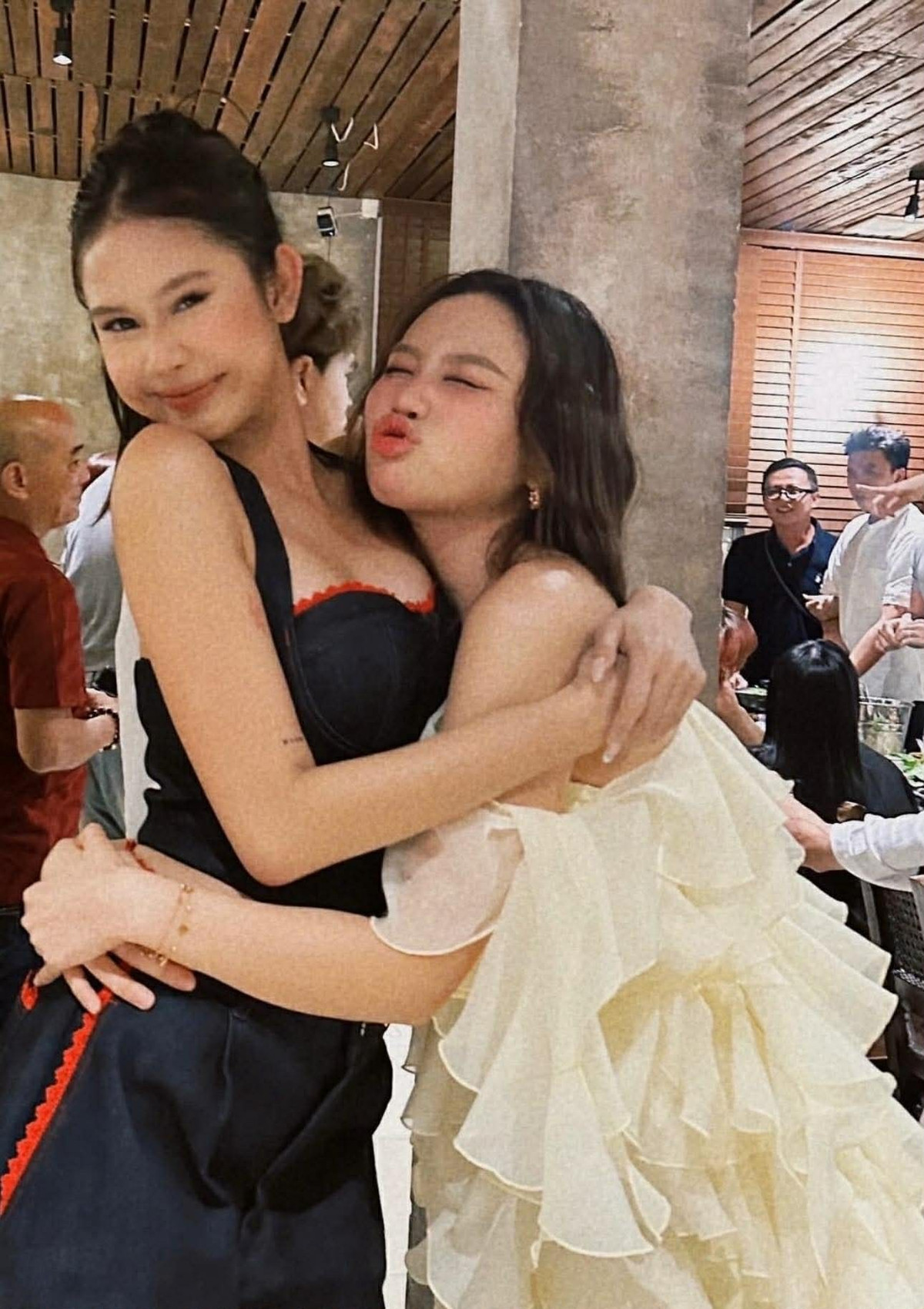 So với hình ảnh trong trẻo, kín đáo gắn liền với Phương Mỹ Chi suốt nhiều năm qua, lần xuất hiện này mang đến cảm giác mới mẻ.