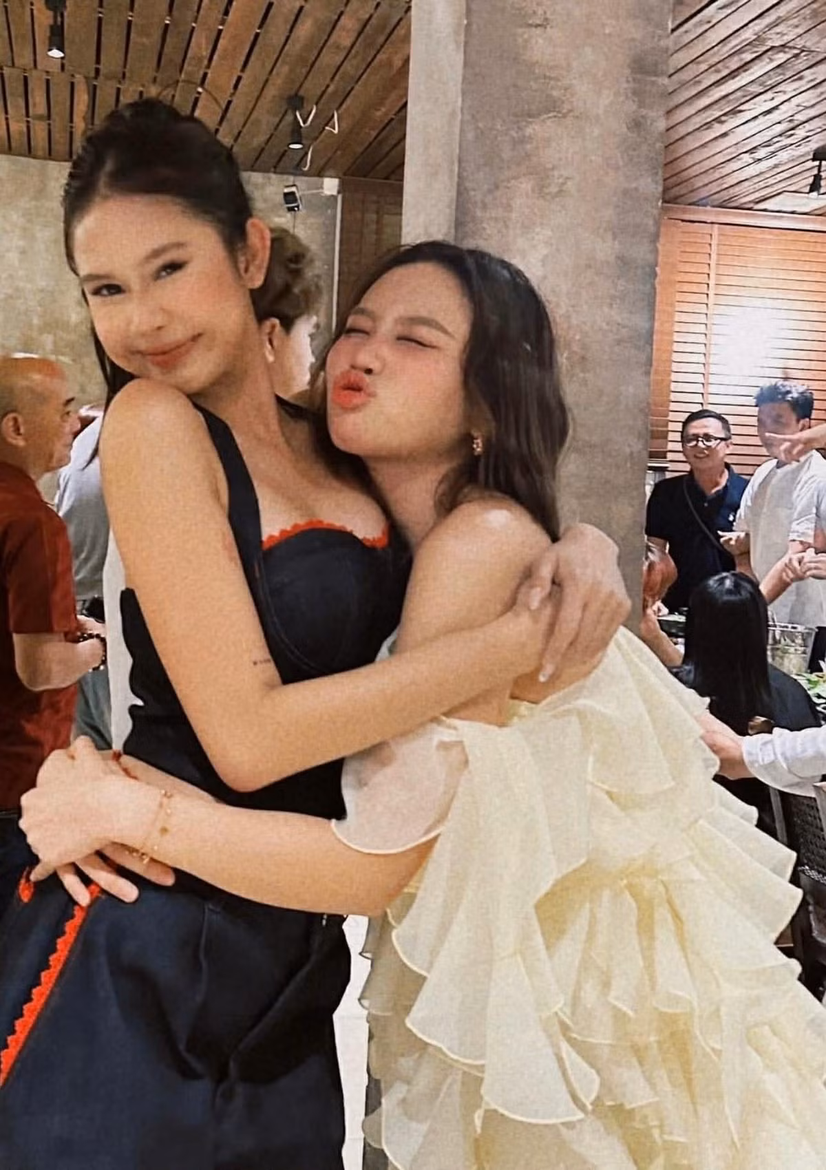 So với hình ảnh trong trẻo, kín đáo gắn liền với Phương Mỹ Chi suốt nhiều năm qua, lần xuất hiện này mang đến cảm giác mới mẻ.