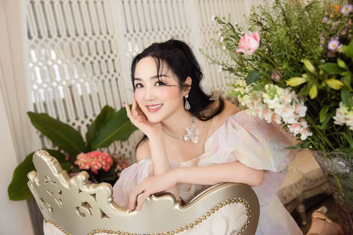 Hoa hậu Giáng My khoe loạt ảnh mới tại biệt thự riêng rộng 1.000m², khoe nhan sắc trẻ trung "vượt thời gian" khiến nhiều người ngưỡng mộ.