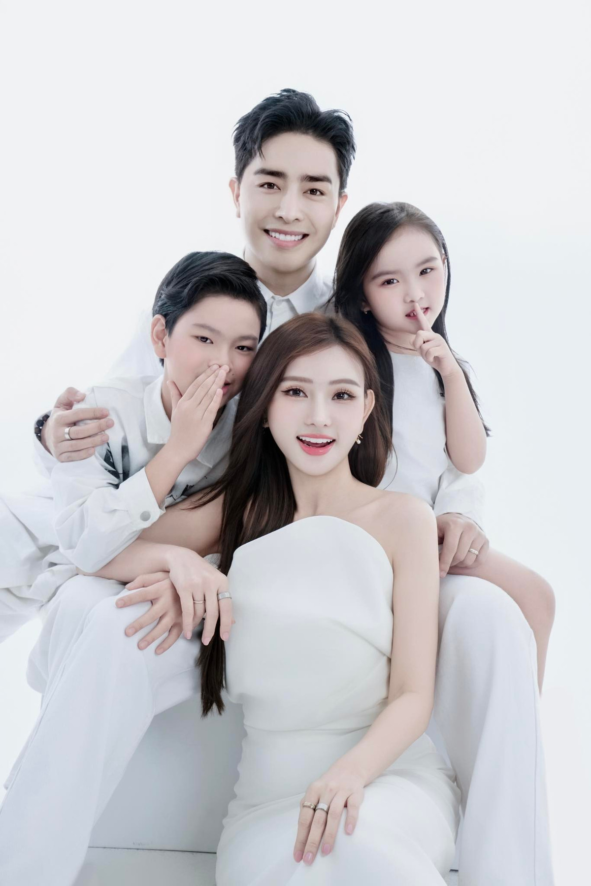 Ở tuổi 41, nữ ca sĩ hài lòng với cuộc sống hiện tại: chồng yêu thương, luôn chiều chuộng và các con ngoan ngoãn, khỏe mạnh.