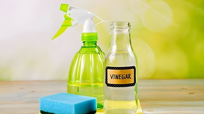 Làm sạch bằng nước lau kính. Cách làm: Xịt trực tiếp nước lau kính pha loãng lên bề mặt máy. Đợi khoảng 15 phút để dung dịch làm mềm lớp dầu mỡ, sau đó lau lại bằng khăn sạch. Bề mặt sẽ sáng bóng tức thì.