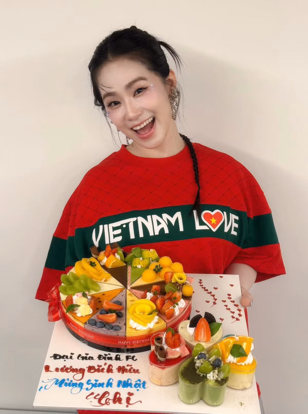 Vài năm trước, cô rơi vào giai đoạn tăng cân mất kiểm soát, có lúc cán mốc 65kg khi trở lại hoạt động nghệ thuật sau thời gian vắng bóng. Lúc này, nhiều khán giả bàn tán về sự thay đổi của giọng ca sinh năm 1984.