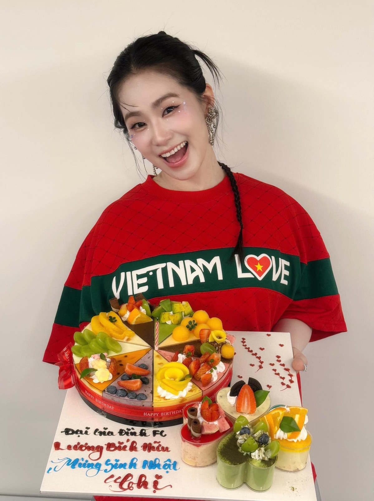 Vài năm trước, cô rơi vào giai đoạn tăng cân mất kiểm soát, có lúc cán mốc 65kg khi trở lại hoạt động nghệ thuật sau thời gian vắng bóng. Lúc này, nhiều khán giả bàn tán về sự thay đổi của giọng ca sinh năm 1984.