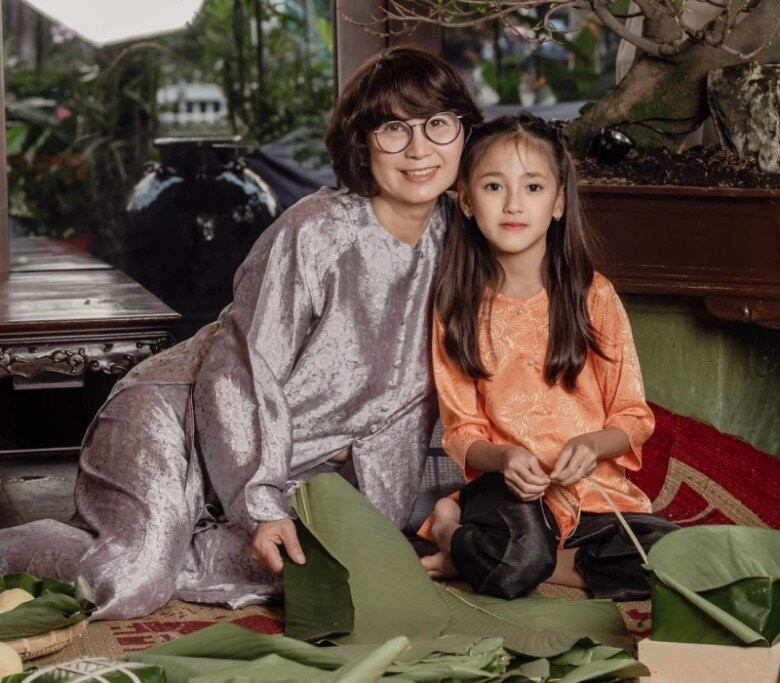 Khán giả đã dành nhiều lời khen "có cánh", trầm trồ không ngớt trước sự trẻ trung của mẹ Hà Kiều Anh.