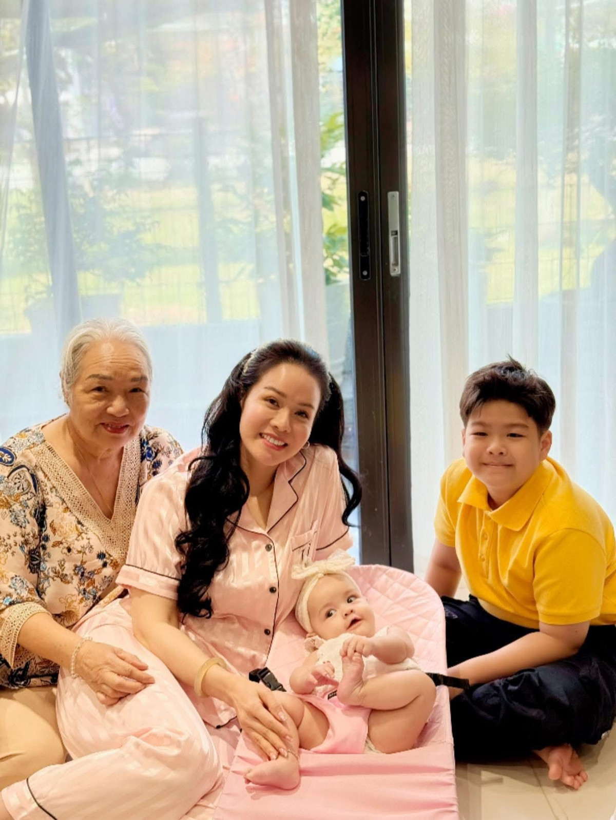 Nhật Kim Anh hạnh phúc bên hai con. Ảnh: FB Nhật Kim Anh