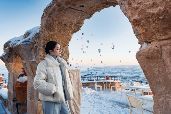 Hoa hậu Chuyển giới Hương Giang tận hưởng khung cảnh phủ đầy tuyết trắng tại Thổ Nhĩ Kỳ. Ảnh: FB Nguyễn Hương Giang