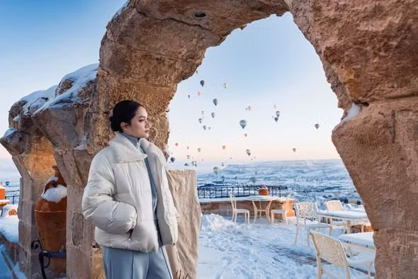 Hoa hậu Chuyển giới Hương Giang tận hưởng khung cảnh phủ đầy tuyết trắng tại Thổ Nhĩ Kỳ. Ảnh: FB Nguyễn Hương Giang