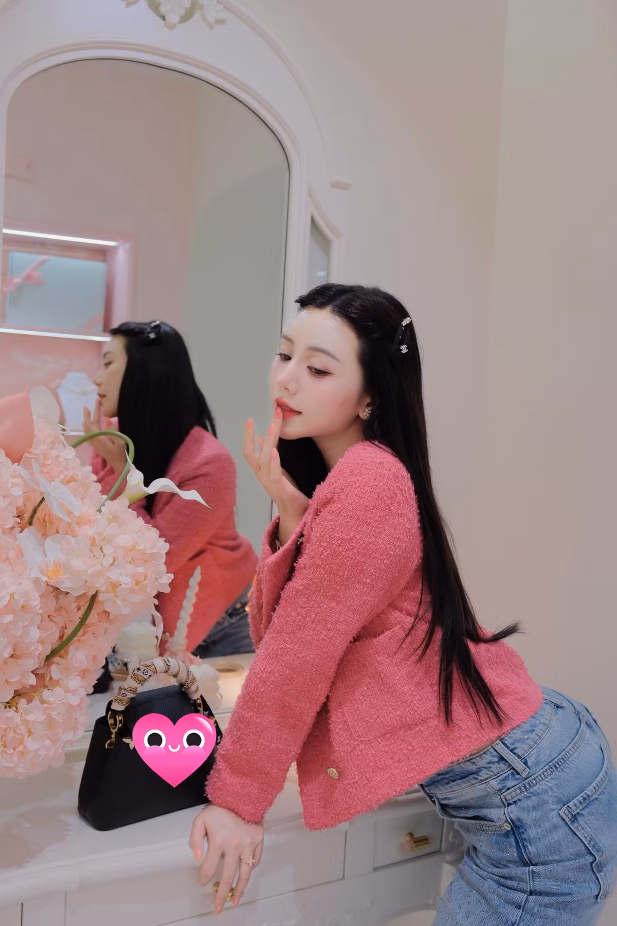 Theo Quỳnh Kool, trước đây cô chỉ nặng khoảng 50 kg, nhưng khi tham gia bộ phim này thì cân nặng đã lên tới 57 kg. Tăng cân, cơ địa dễ tích nước khiến gương mặt cô trông có vẻ đầy đặn hơn. Ngoài ra, kiểu tóc xoăn và mái bằng cũng khiến gương mặt của cô lạ lẫm hơn.