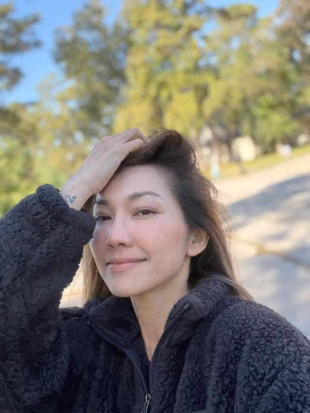 Không chỉ giữ gìn ngoại hình, Kim Hiền còn được yêu mến bởi tinh thần tích cực sau những giông bão từ hai cuộc hôn nhân. Cô chọn cách sống bình yên, tập trung cho con cái và công việc, đồng thời không ngừng chăm sóc bản thân. Ảnh: FB Kim Hien