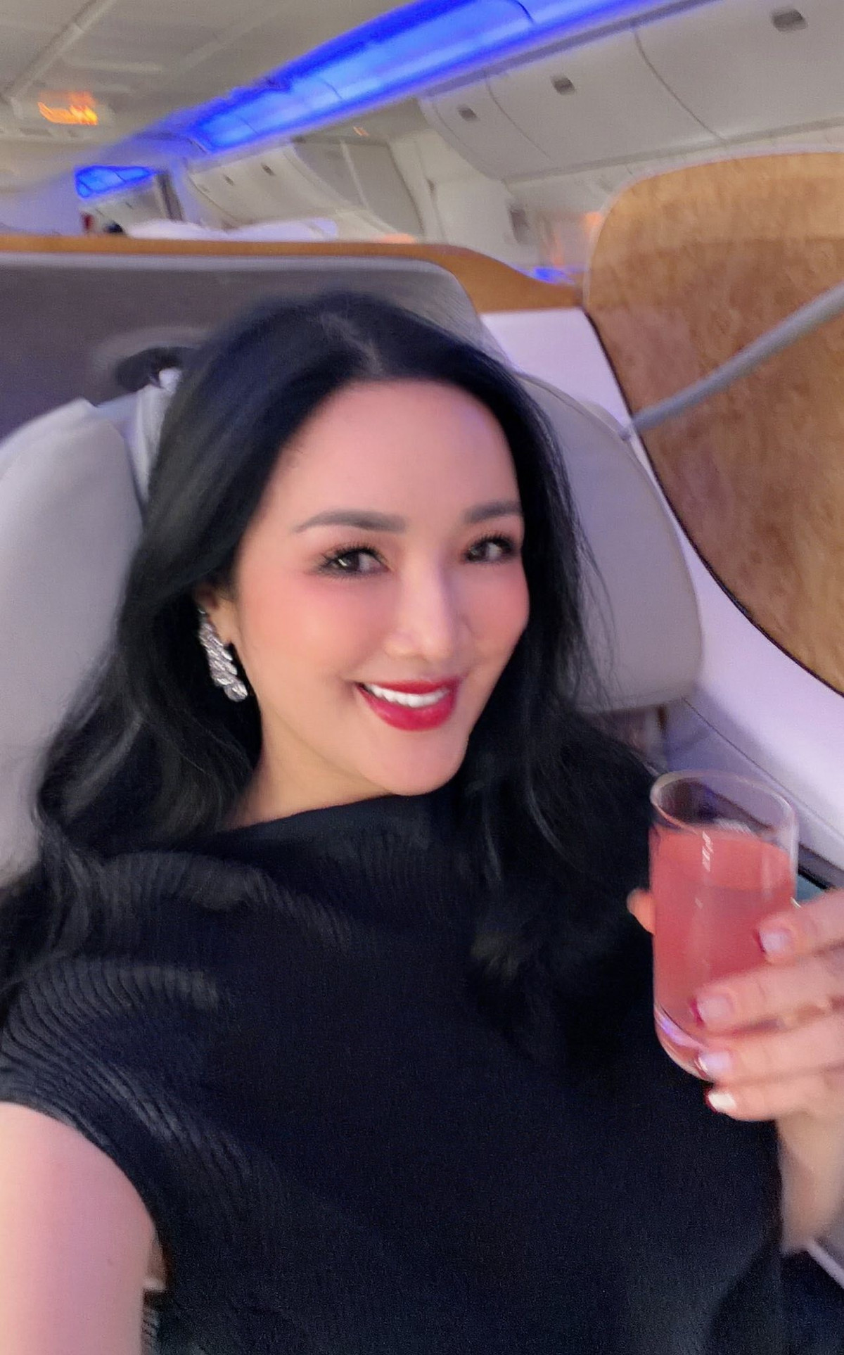 Giáng My dành phần lớn thời gian cho công việc nghệ thuật, kinh doanh và làm từ thiện. Cô cũng thường xuyên tham gia các hoạt động cộng đồng, đặc biệt là các sự kiện tôn vinh giá trị phụ nữ và truyền cảm hứng về lối sống thanh lịch, tự chủ. Ảnh: FB Giáng My