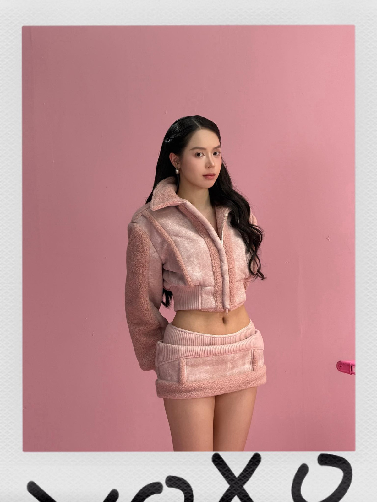 Trong loạt ảnh vừa công bố, Thanh Thuỷ lựa chọn phong cách trẻ trung, tươi sáng với gam hồng chủ đạo.