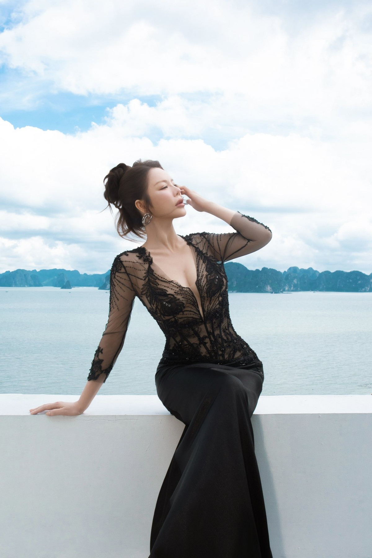 Lý Nhã Kỳ diện đầm xuyên thấu ôm sát, khoe thân hình đồng hồ cát. Ảnh: FB Ly Nha Ky - Artist