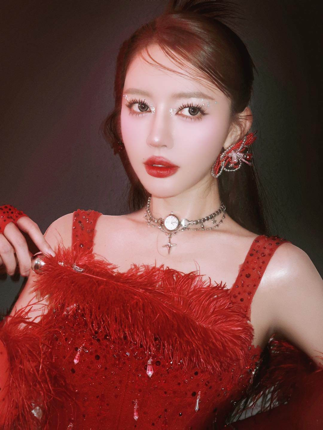 Làn da trắng sáng, căng bóng cùng đường nét gương mặt gọn gàng giúp Bích Phương trẻ trung hơn nhiều so với tuổi 36.