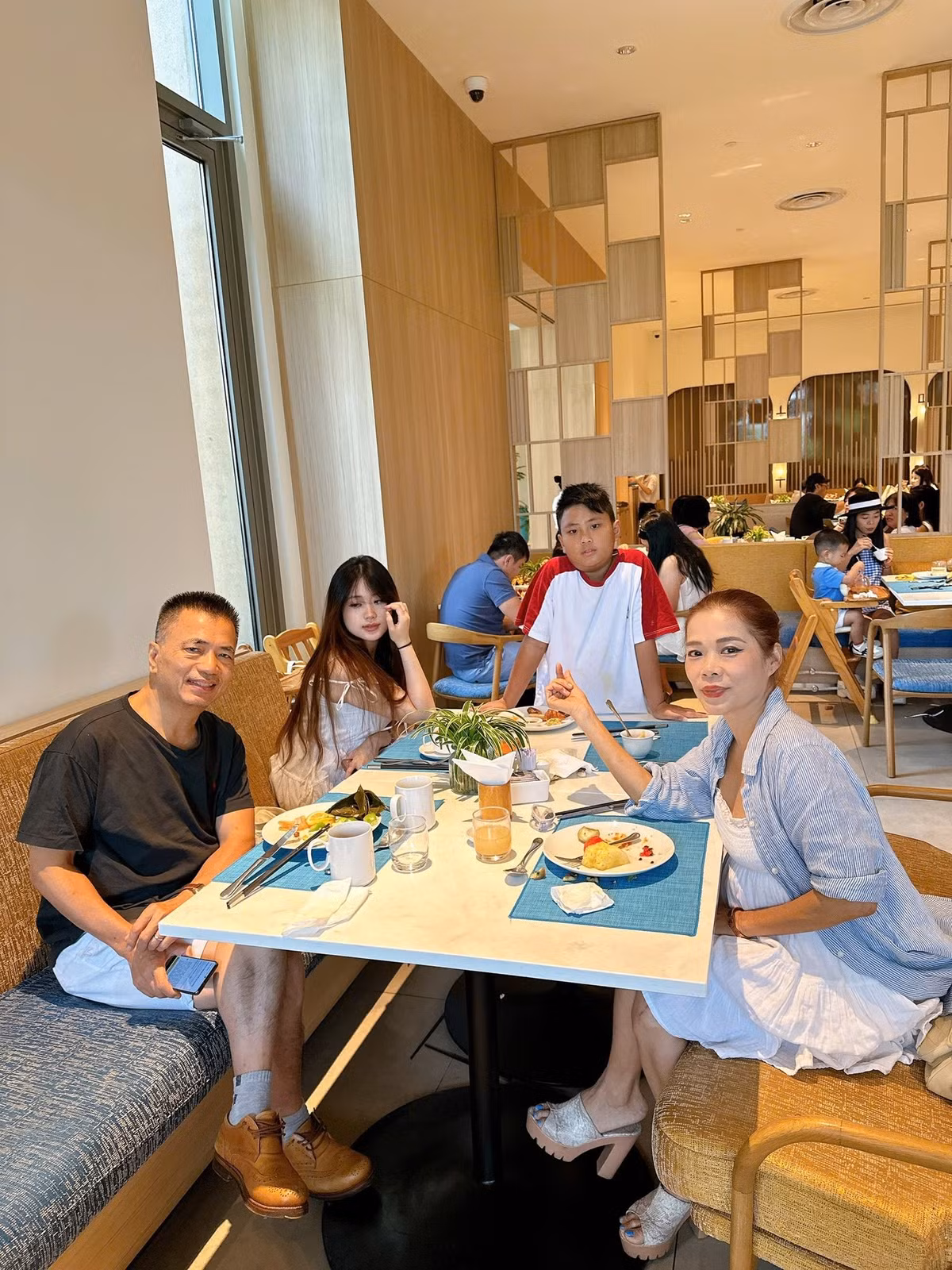 Con gái về nước nghỉ hè, ca sĩ Mỹ Lệ đưa cả gia đình đi nghỉ dưỡng ở Hồ Tràm. Ảnh: FB Hoàng Thị Mỹ Lệ