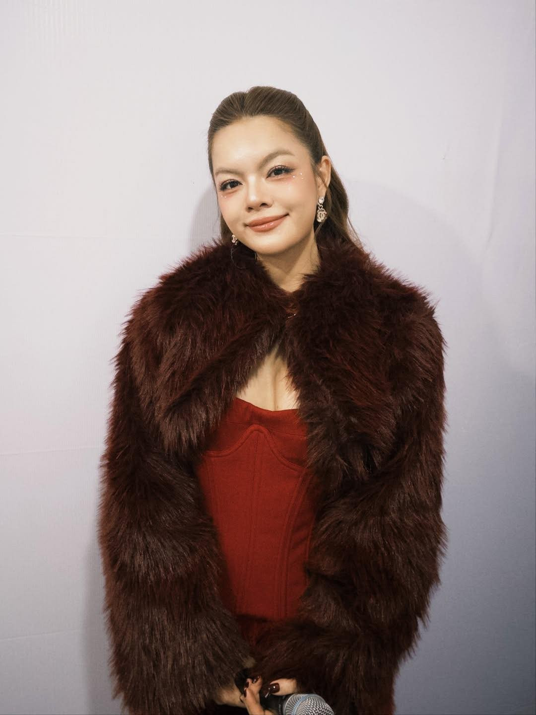 Váy áo xuyên thấu tôn lên vóc dáng gợi cảm của giọng ca Bụi bay vào mắt.