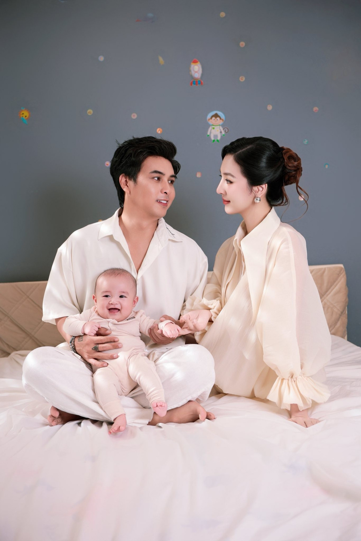 Hồ Quang Hiếu chụp ảnh bên vợ con. Ảnh: FB Hồ Quang Hiếu