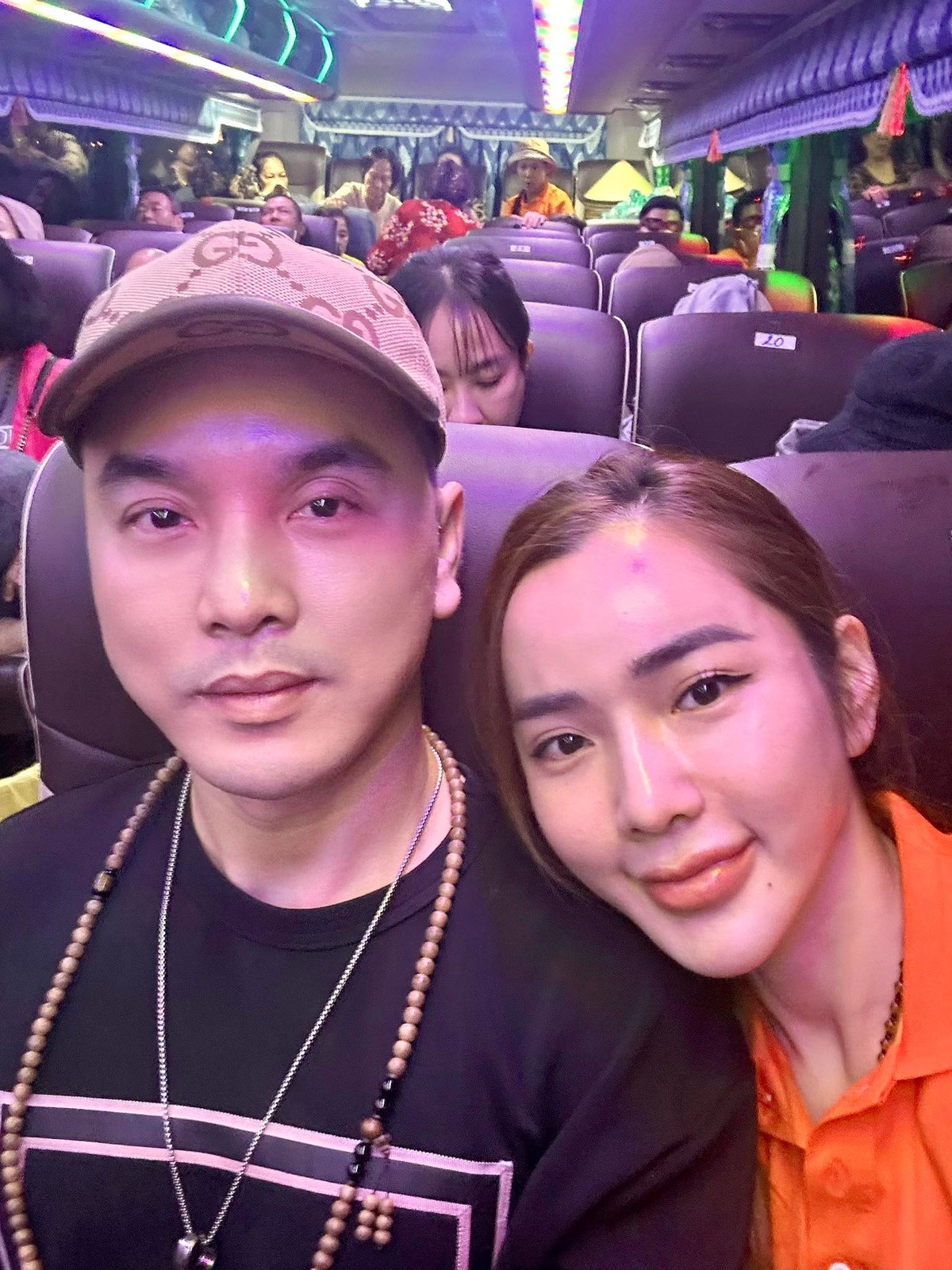 Vợ chồng ca sĩ Ưng Hoàng Phúc cùng đoàn thiện nguyện đi Phú Yên. Ảnh: FB Ưng Hoàng Phúc