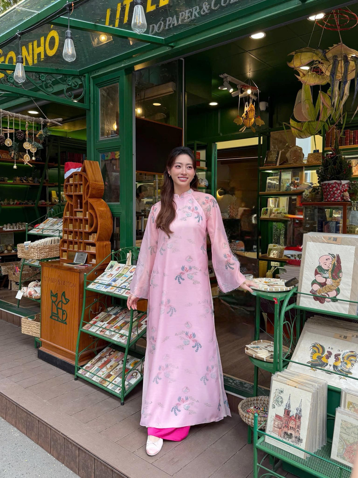 Hoa hậu Lương Thuỳ Linh diện áo dài dạo phố sách tại TP HCM. Ảnh: FB Lương Thùy Linh