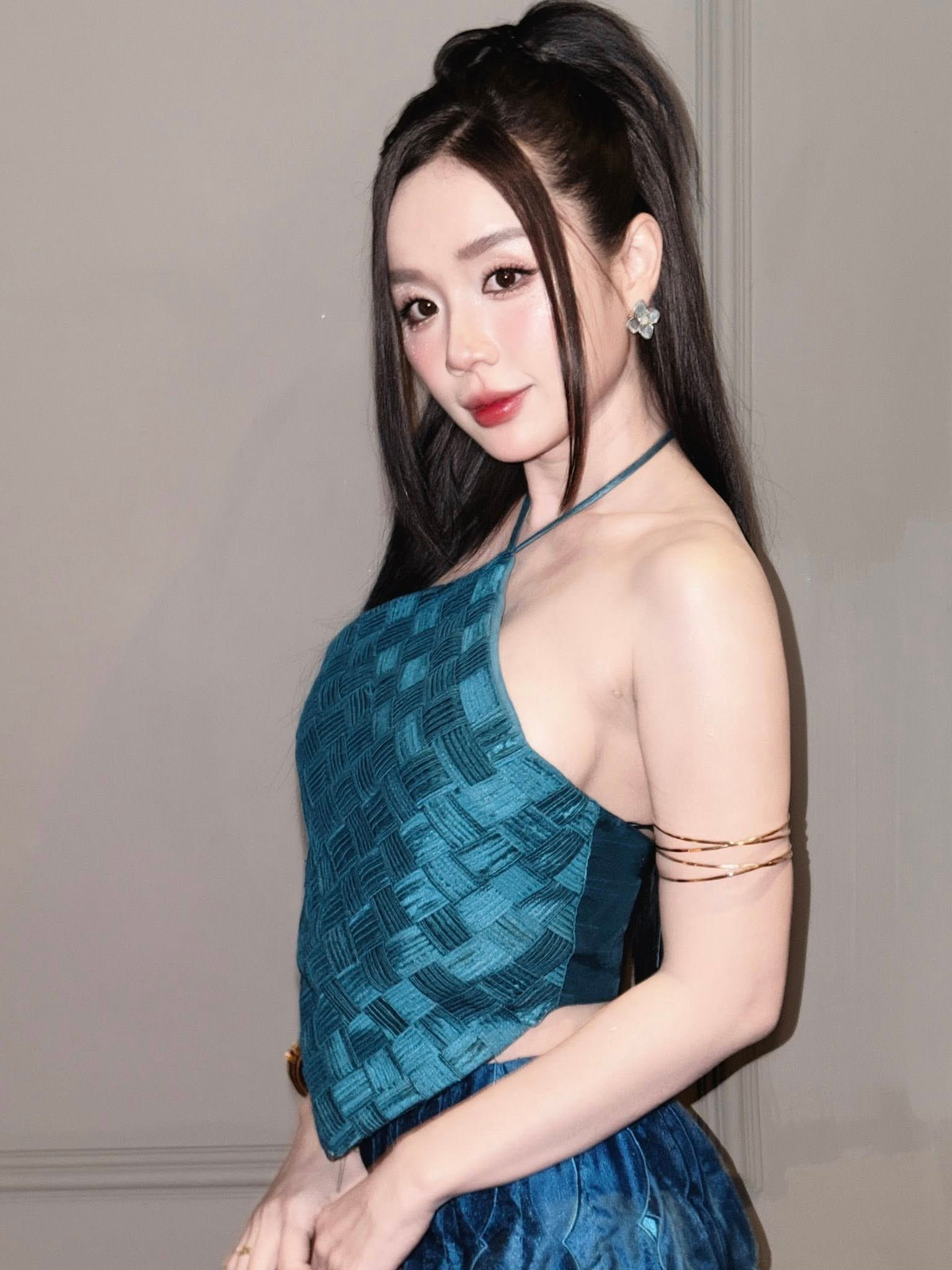 Đặc biệt, dù đã trải qua hai lần sinh nở, vóc dáng của cô vẫn giữ được sự thon gọn, cân đối.