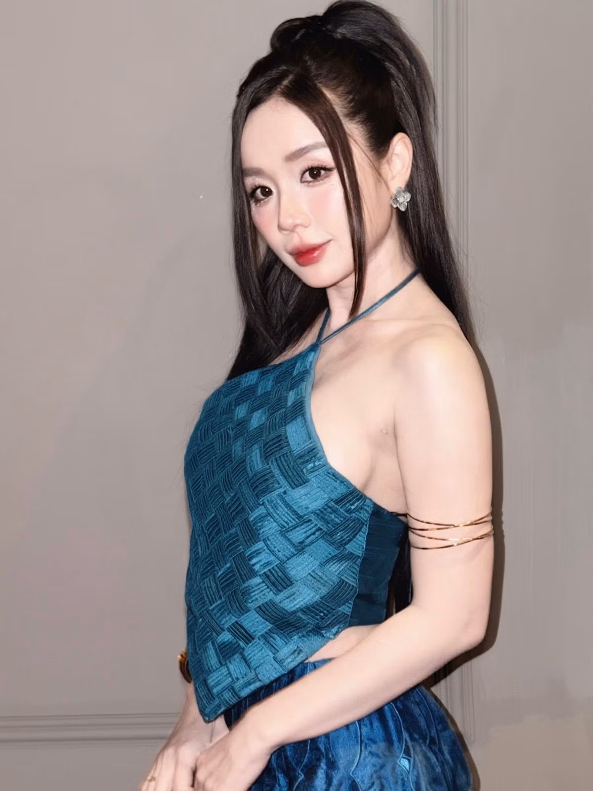 Đặc biệt, dù đã trải qua hai lần sinh nở, vóc dáng của cô vẫn giữ được sự thon gọn, cân đối.