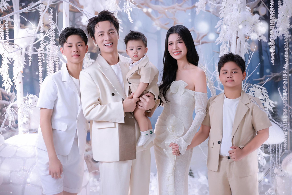 Không chỉ là người giữ lửa tổ ấm, Thủy Anh còn trực tiếp tham gia quản lý truyền thông và điều hành một công ty giải trí liên quan đến hoạt động nghệ thuật của Đăng Khôi.