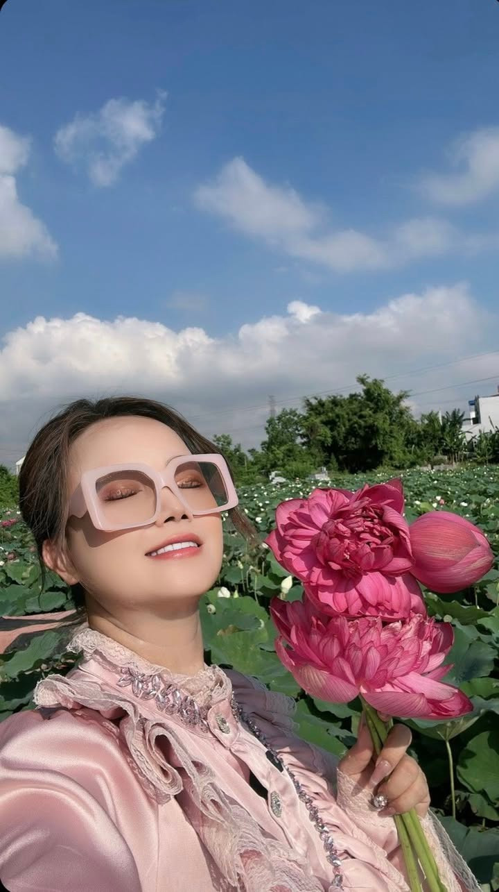 Đào Hoàng Yến tự nhủ: "Chỉ cần ngày mai mặt trời còn mọc thì tất thảy đều còn hy vọng, chúng ta cũng vậy". Đôi khi ta quên mất rằng sau mỗi màn đêm tối, ánh sáng vẫn sẽ kiên trì trở lại. Cuộc đời cũng thế - không có thất bại nào là vĩnh viễn khi ta còn can đảm bắt đầu lại". Ảnh: FB Đào Hoàng Yến