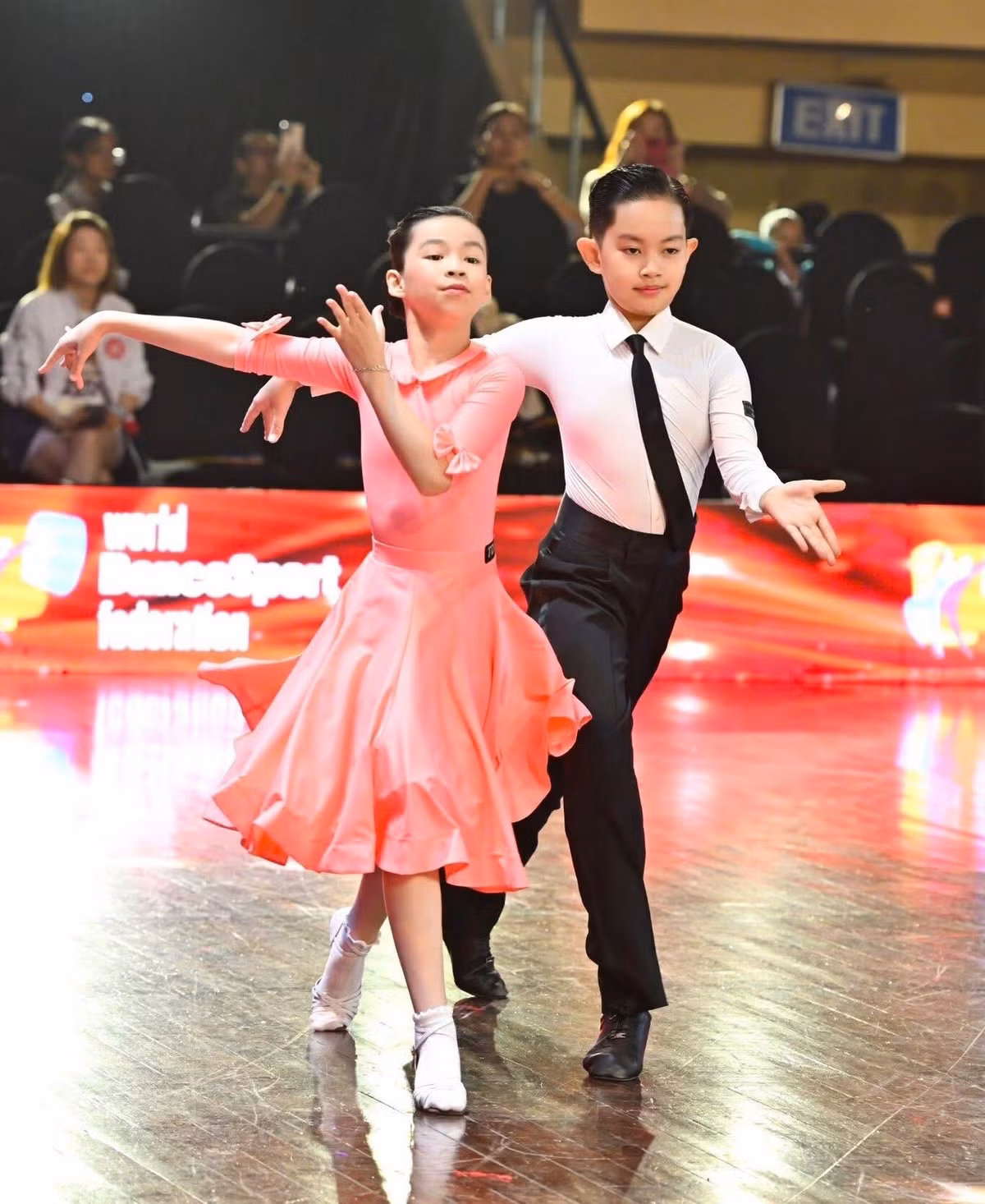 Nhóc tỳ được nhận xét là bản nâng cấp của bố về ngoại hình với gương mặt điển trai, vóc dáng cao ráo.