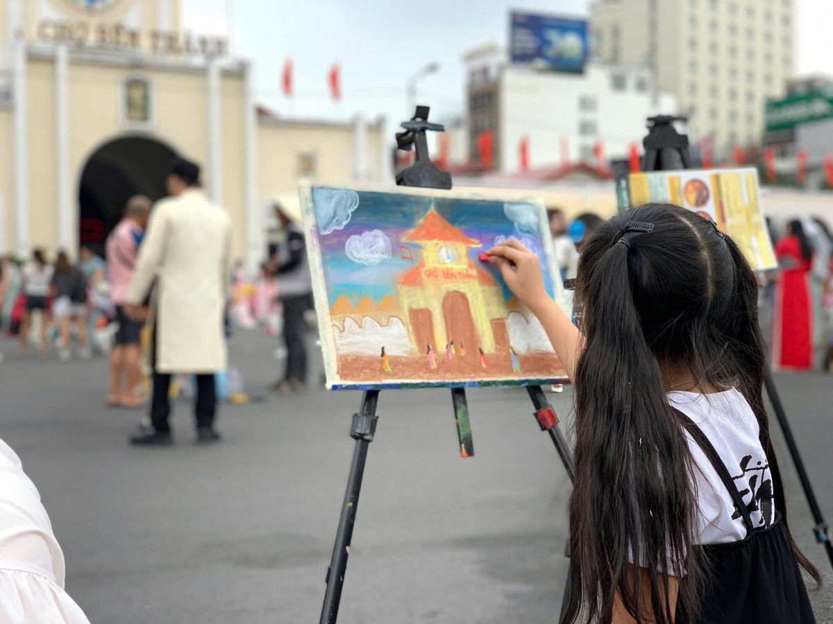 Diệp Lâm Anh cho biết con gái đam mê vẽ. Bé mới hoàn thành bức tranh chợ Bến Thành, TP HCM. Ảnh: FB Diep Lam Anh