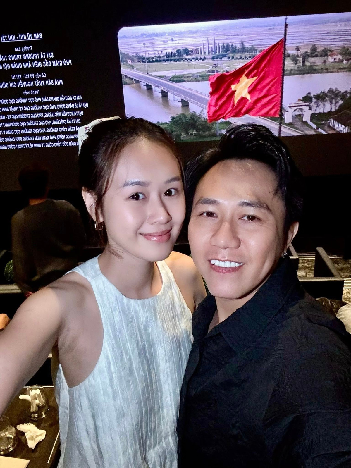 Vợ chồng diễn viên Anh Đức - Anh Phạm cảm thấy xúc động, tự hào sau khi xem phim Mưa đỏ. Ảnh: FB Ta Anh Duc