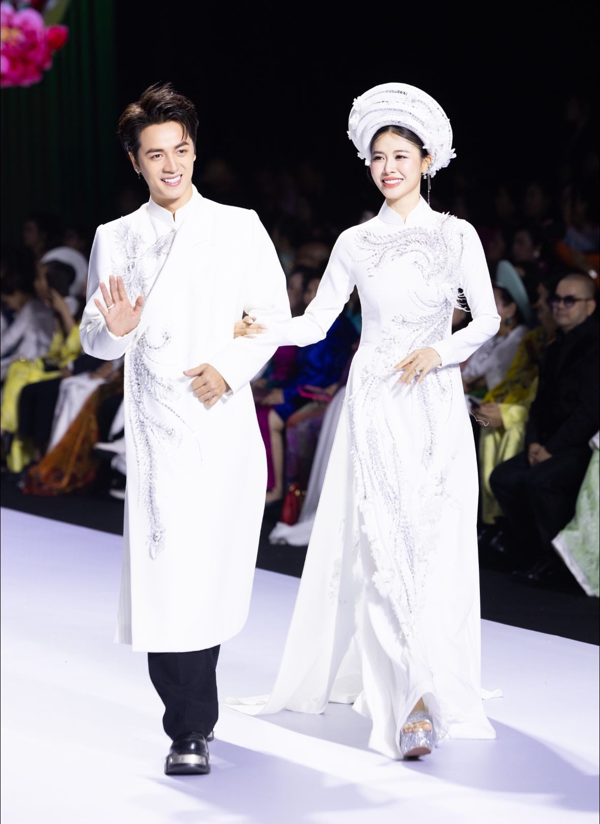 Đăng Khôi nhớ cảm giác làm đám hỏi với Thủy Anh nhiều năm trước khi hai vợ chồng cùng diện áo dài, sải bước trên sàn catwalk. Ảnh: FB Dang Khoi Nguyen