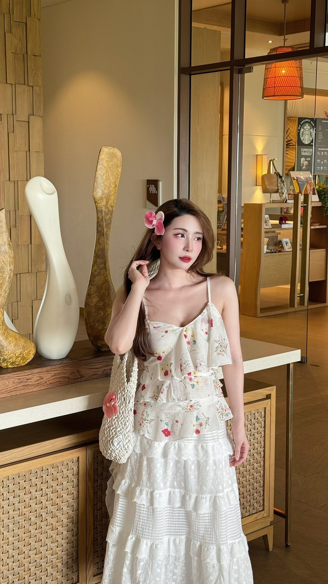 Quỳnh Nga diện trang phục "bánh bèo", khoe nhan sắc như nàng thơ. Ảnh: FB Phạm Quỳnh Nga