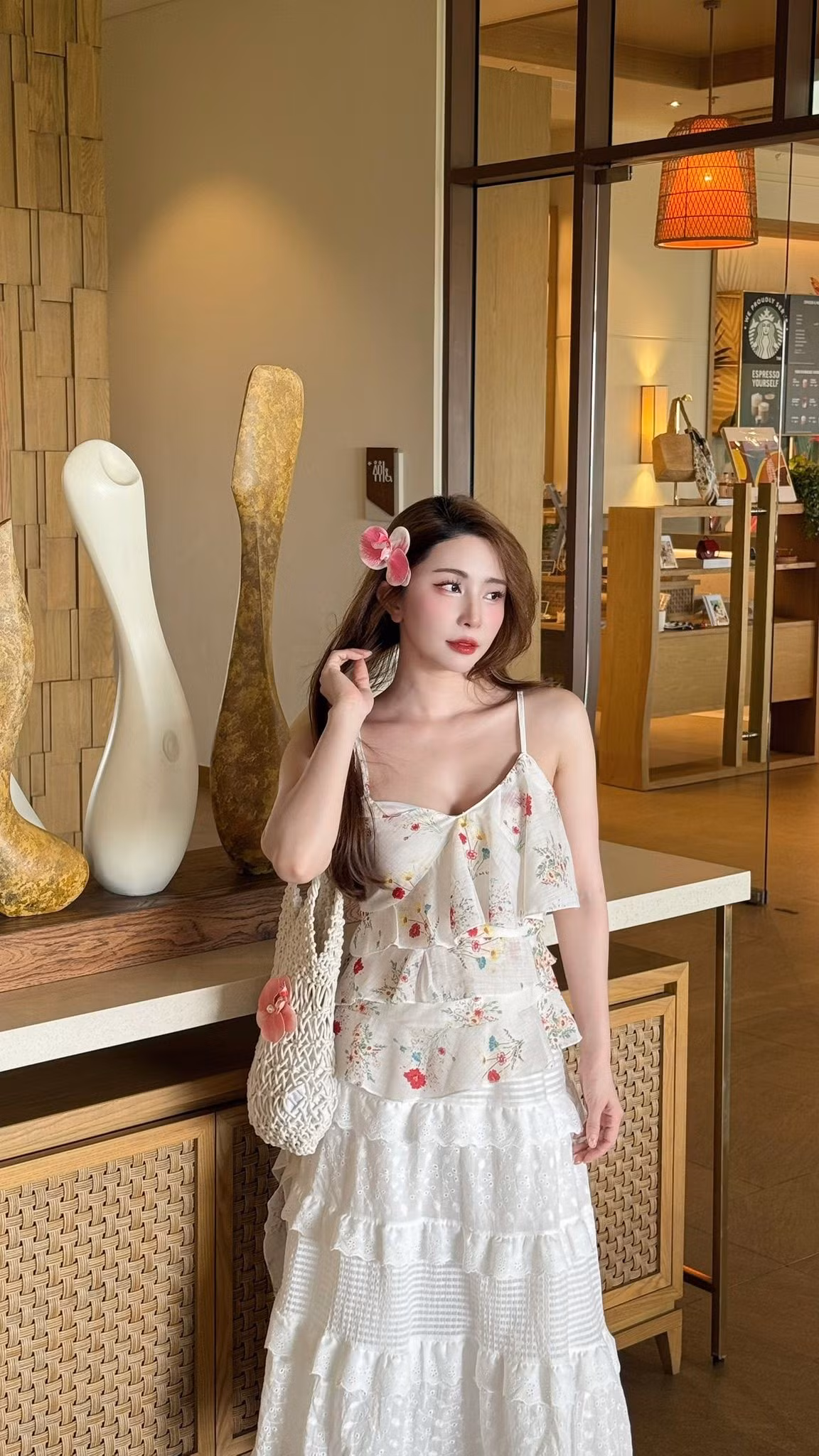 Quỳnh Nga diện trang phục "bánh bèo", khoe nhan sắc như nàng thơ. Ảnh: FB Phạm Quỳnh Nga