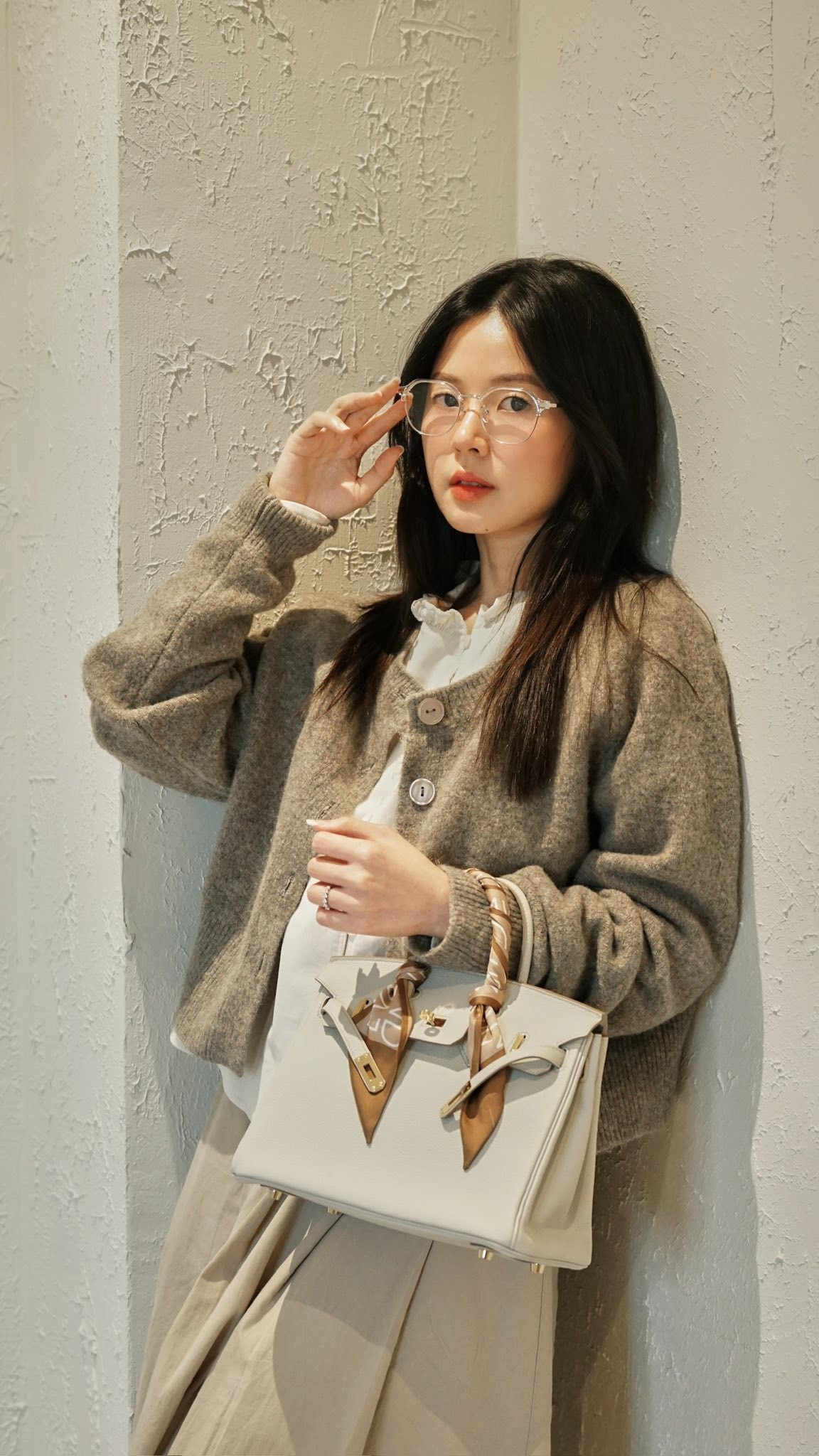 Đặc biệt, trong một lần lên lớp gần đây, Midu gây chú ý khi xuất hiện với bộ trang phục nhẹ nhàng, nữ tính. Trên tay cô là chiếc túi hàng hiệu trị giá hơn nửa tỷ đồng được ông xã doanh nhân mua tặng. Món phụ kiện đắt giá nhưng vẫn hài hòa với tổng thể outfit thanh lịch, giúp nữ diễn viên vừa sang trọng vừa tinh tế.