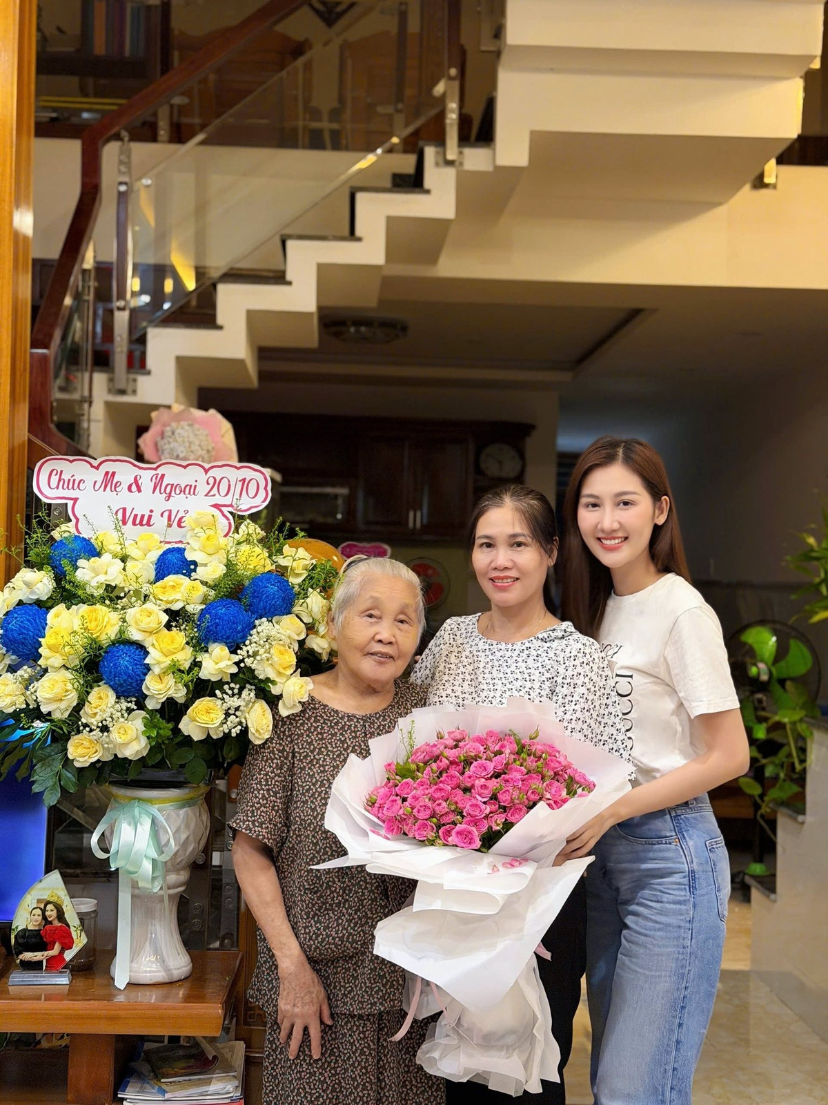 Ba thế hệ phụ nữ trong gia đình hoa hậu Võ Lê Quế Anh tề tựu dịp 20/10. Ảnh: FB Võ Lê Quế Anh