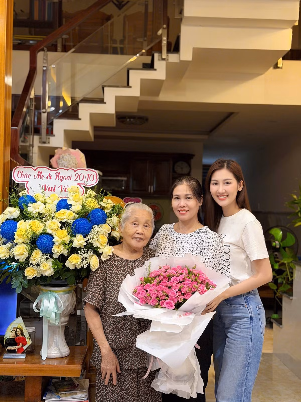 Ba thế hệ phụ nữ trong gia đình hoa hậu Võ Lê Quế Anh tề tựu dịp 20/10. Ảnh: FB Võ Lê Quế Anh