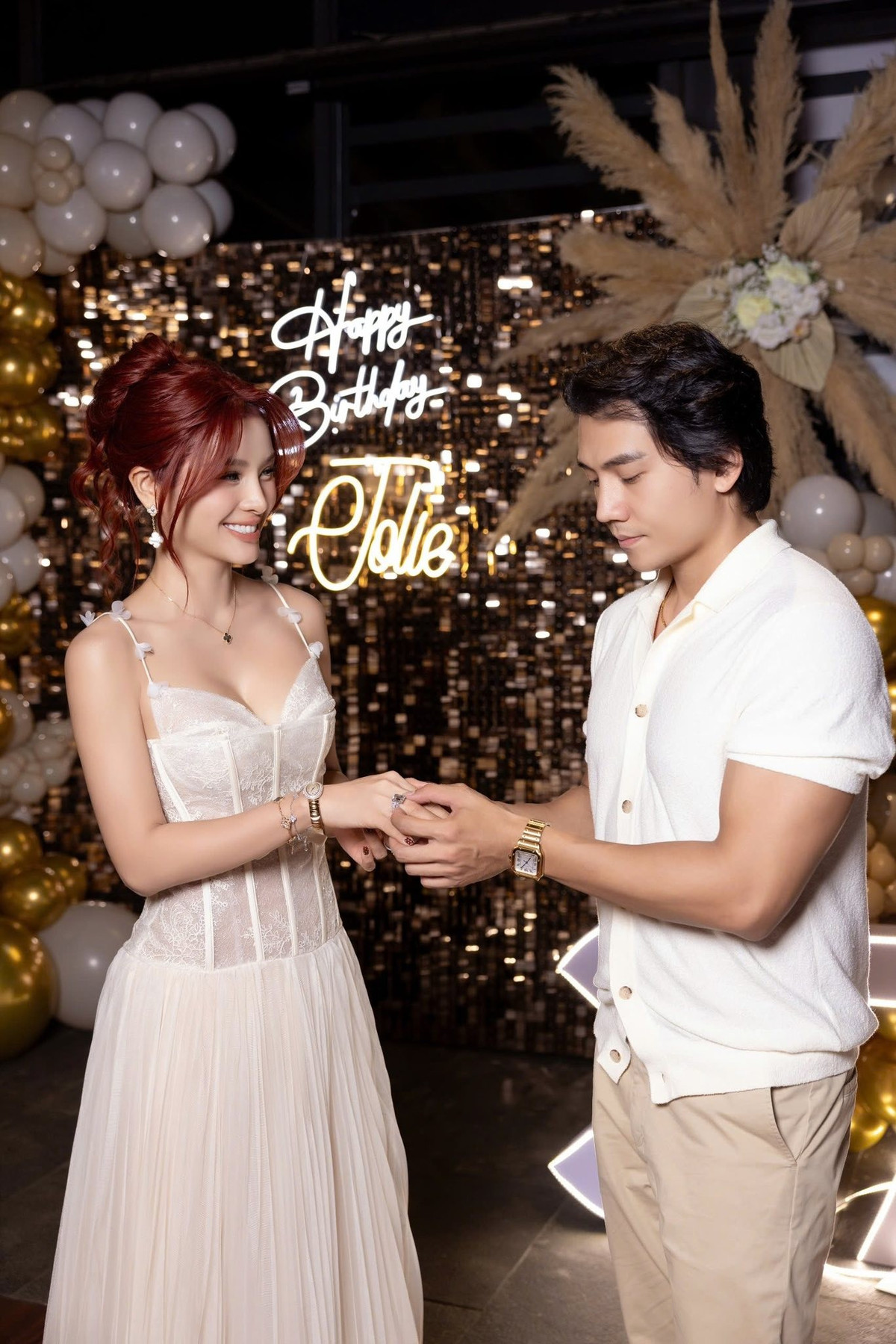 Bên cạnh nhan sắc thu hút, điều khiến người hâm mộ đặc biệt quan tâm là hình ảnh gia đình hạnh phúc của Phương Trinh Jolie.