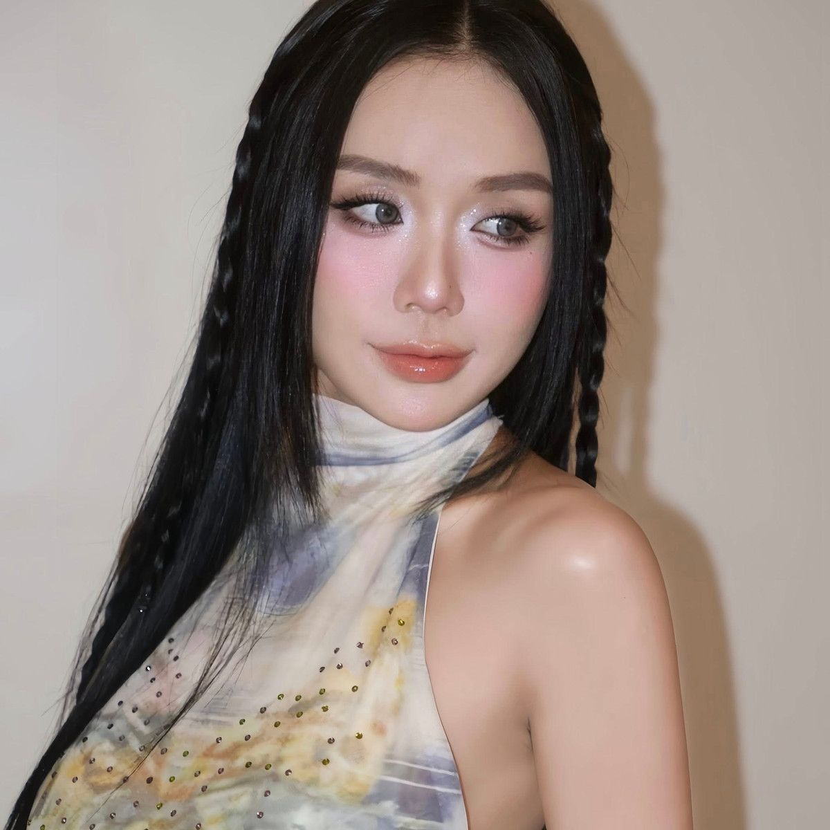 Cùng với nhan sắc ngày một rực rỡ, sự tự tin của Cindy Lư cũng được thể hiện rõ nét qua từng khung hình.