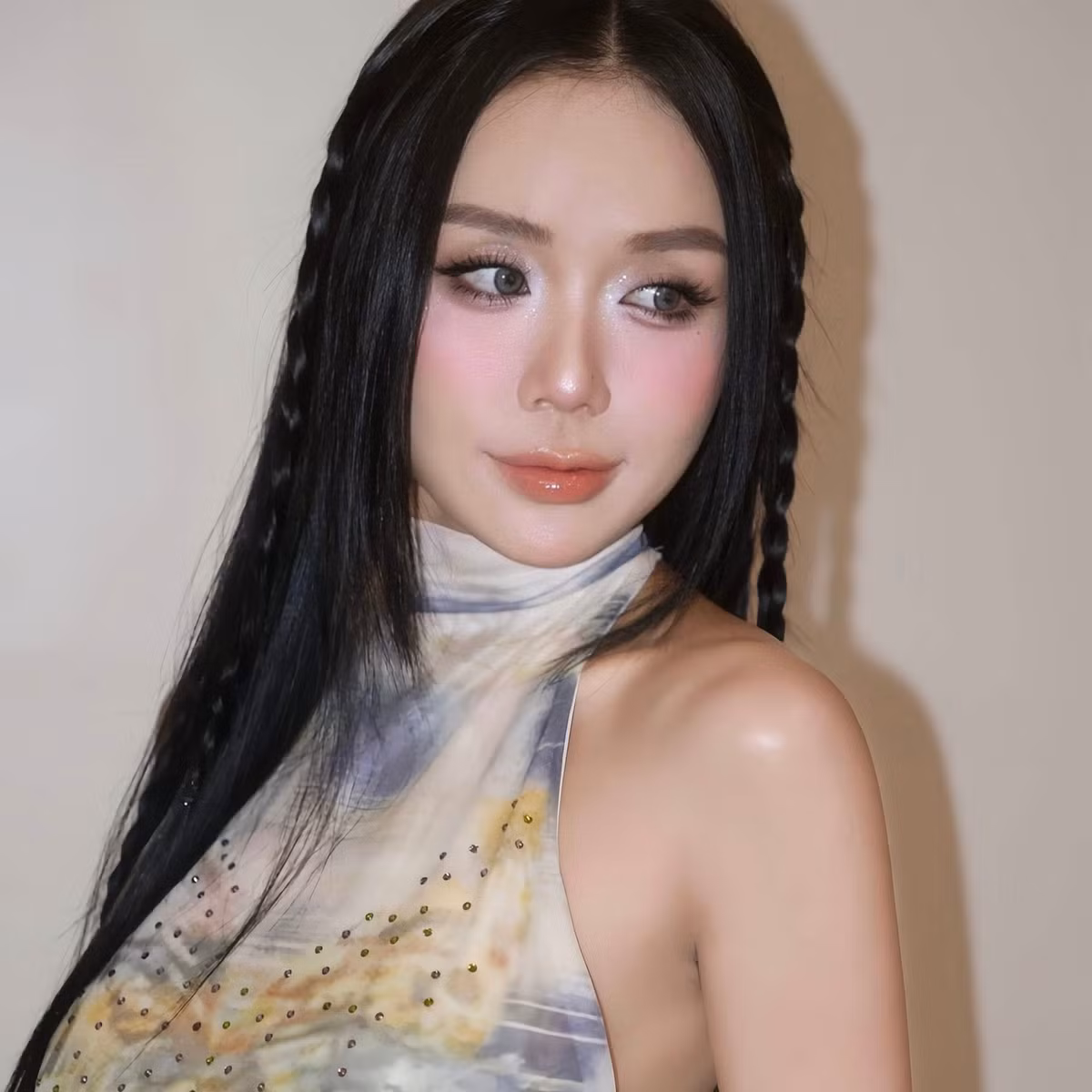 Cùng với nhan sắc ngày một rực rỡ, sự tự tin của Cindy Lư cũng được thể hiện rõ nét qua từng khung hình.