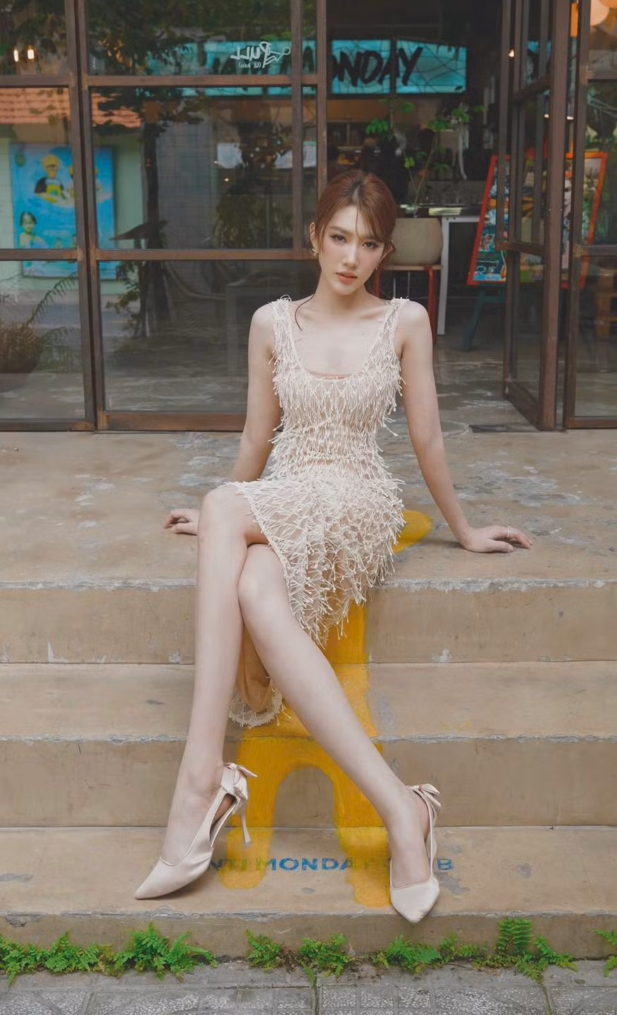 Từ một nữ diễn viên trẻ với hình ảnh giản dị, cô “lội ngược dòng” ngoạn mục để trở thành biểu tượng nhan sắc mới của Vbiz.